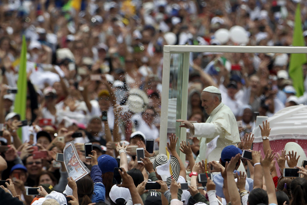 Le pape à l'aéroport Enrique Olaya Herrera de Medellìn, où il a célébré une messe devant plus d'un million de personnes. (Photo: KEYSTONE/EFE/Luis Eduardo Noriega A.)