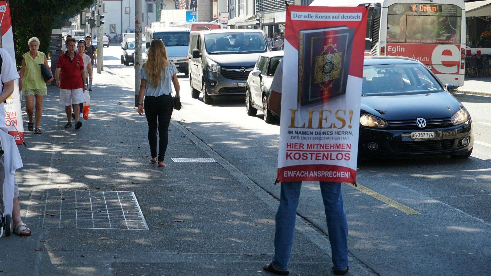 L'organisation "Lies" distribue des Corans dans la rue. (Photo: G. Scherrer)