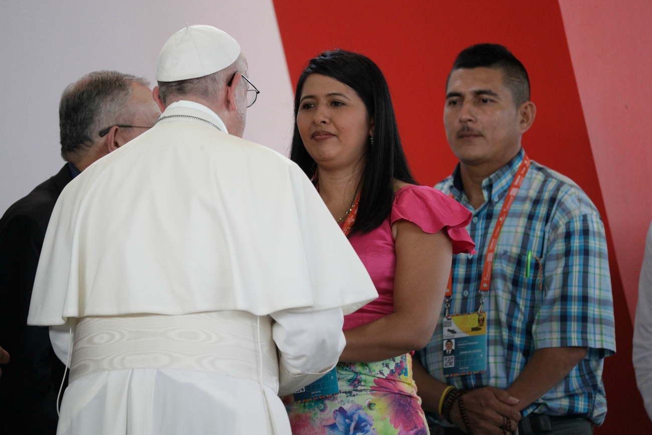Daisy Sanchez, recrutée de force à l'âge de 16 ans par les FARC salue le pape. lors de la messe de réconciliation à Villavicencio. (Photo: Keystone)