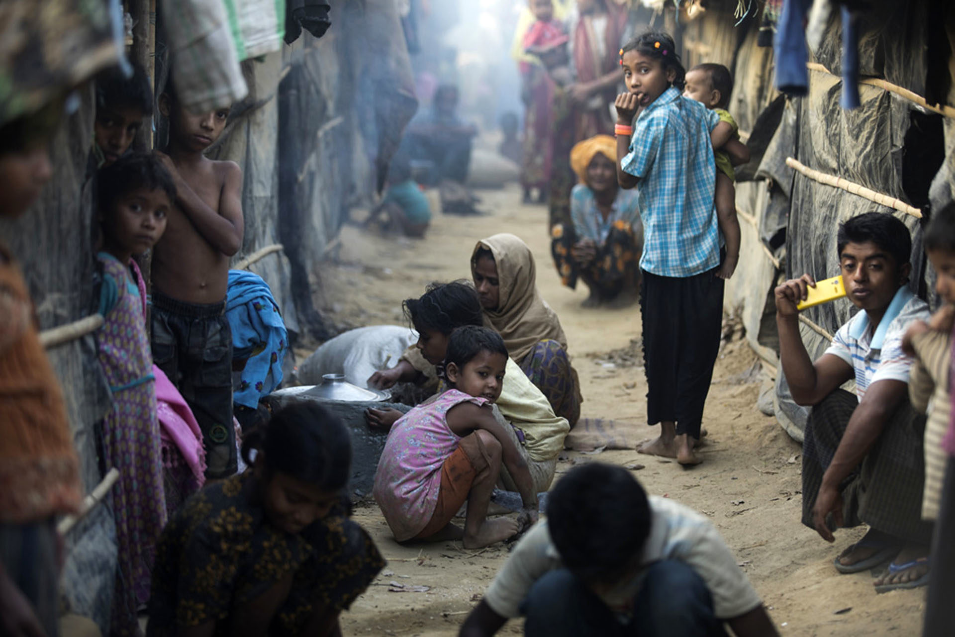 Après avoir fui les violences au Myanmar en octobre 2016, des réfugiés rohingyas ont trouvé refuge dans des sites improvisés surpeuplés à Cox’s Bazar, au Bangladesh. (Photo: HCR/S. Huq Omi)