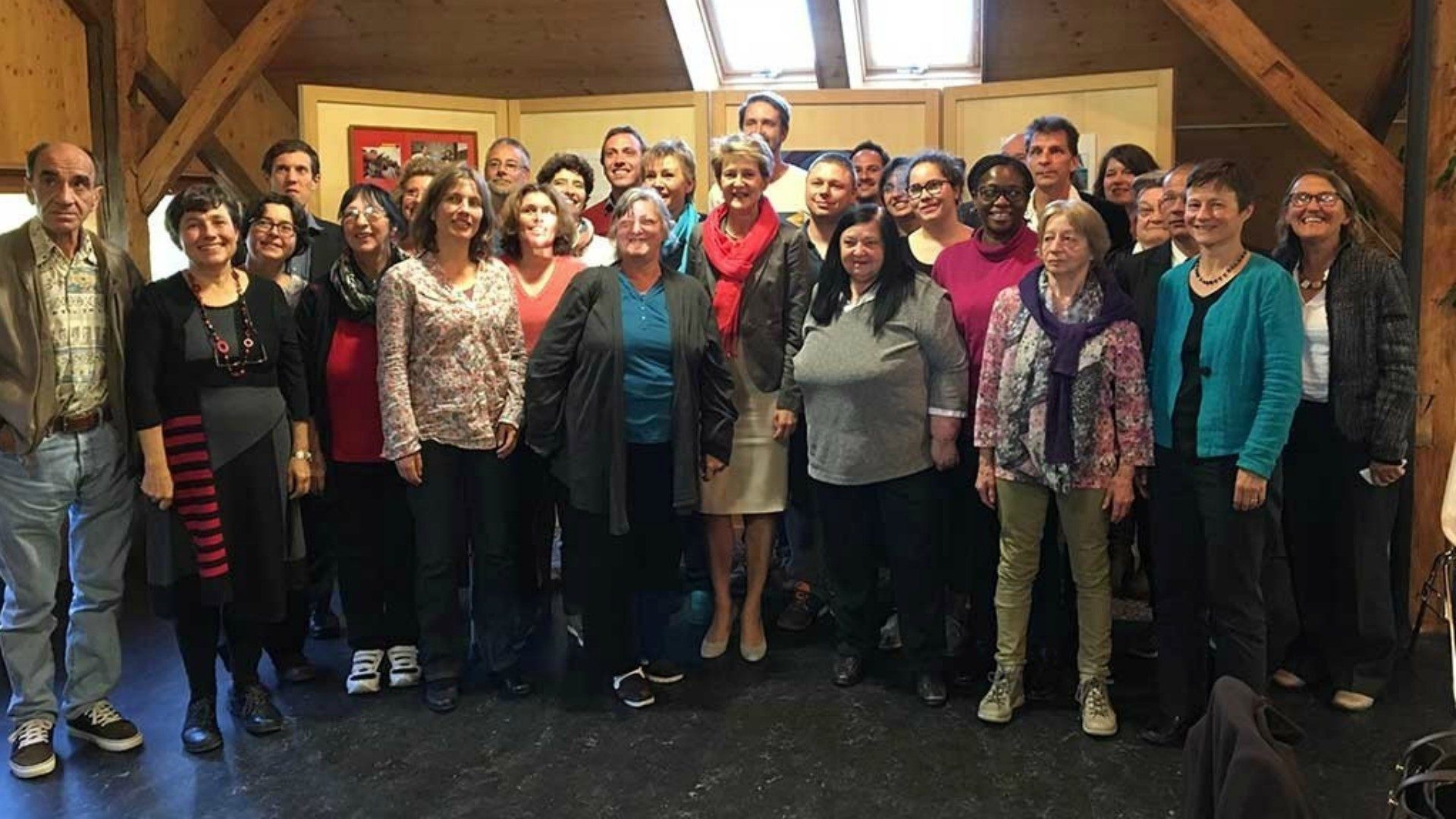 La conseillère fédérale Simonetta Sommaruga au centre d'ATD Quart Monde à Treyvaux, avec des  membres du Mouvement (Photo: DFJP) 