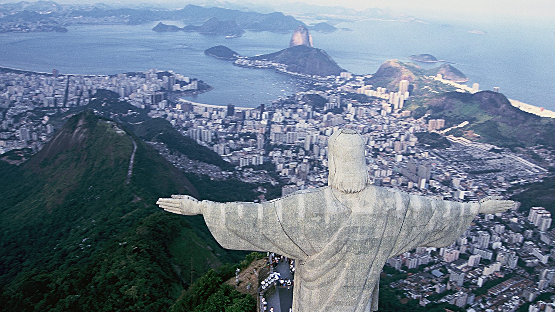 Le Christ du Corcovado domine la baie de Rio de Janeiro, au Brésil (photo Jean Claude Gerez)