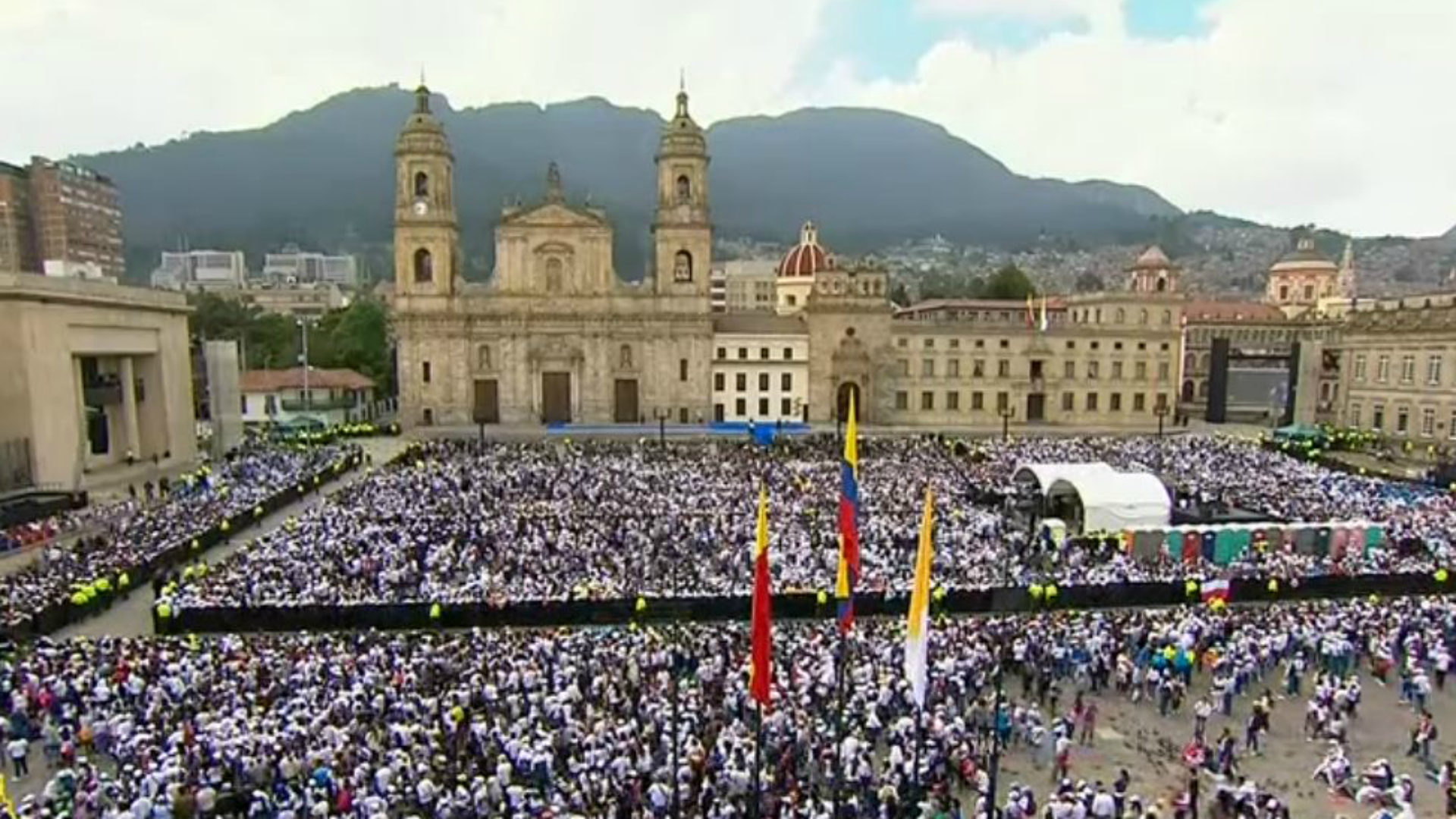 La foule attend le pape François sur la place de la cathédrale de Bogota (capture d'écran CTV)