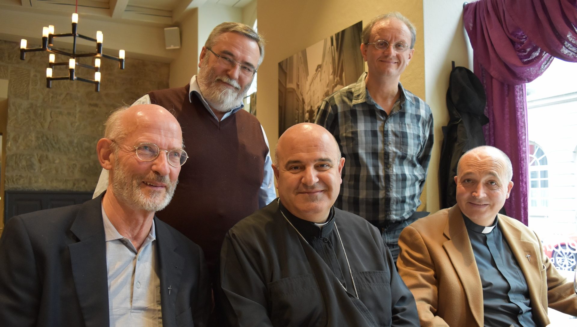 L'Association suisse de Terre Sainte entoure Mgr Georges Bacouni, évêque de Galilée: Thomas Bieger, Hans Rahm, Andreas Baumeister et Pascal Burri (de g. à dr.). (Photo: J. Berset)