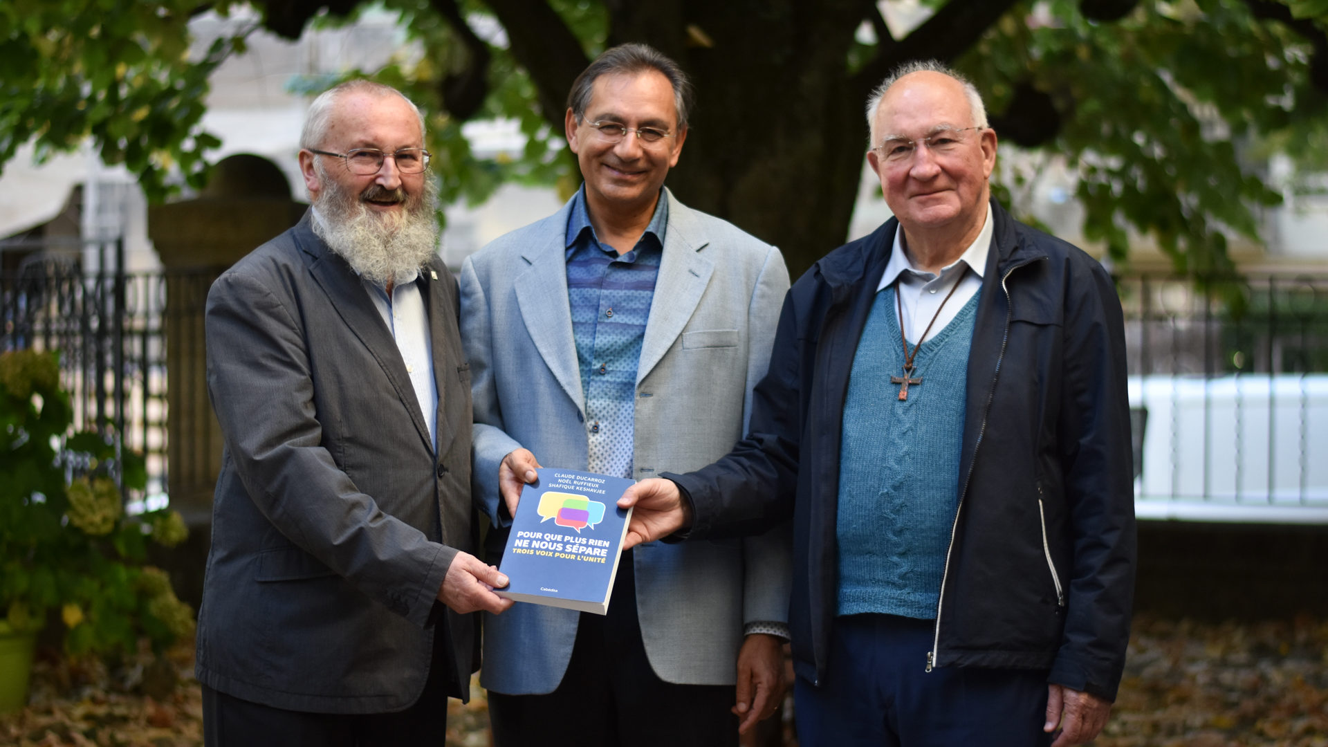 Noël Ruffieux, Shafique Keshavjee et Claude Ducarroz signent "Pour que plus rien ne nous sépare" (Photo: Pierre Pistoletti)