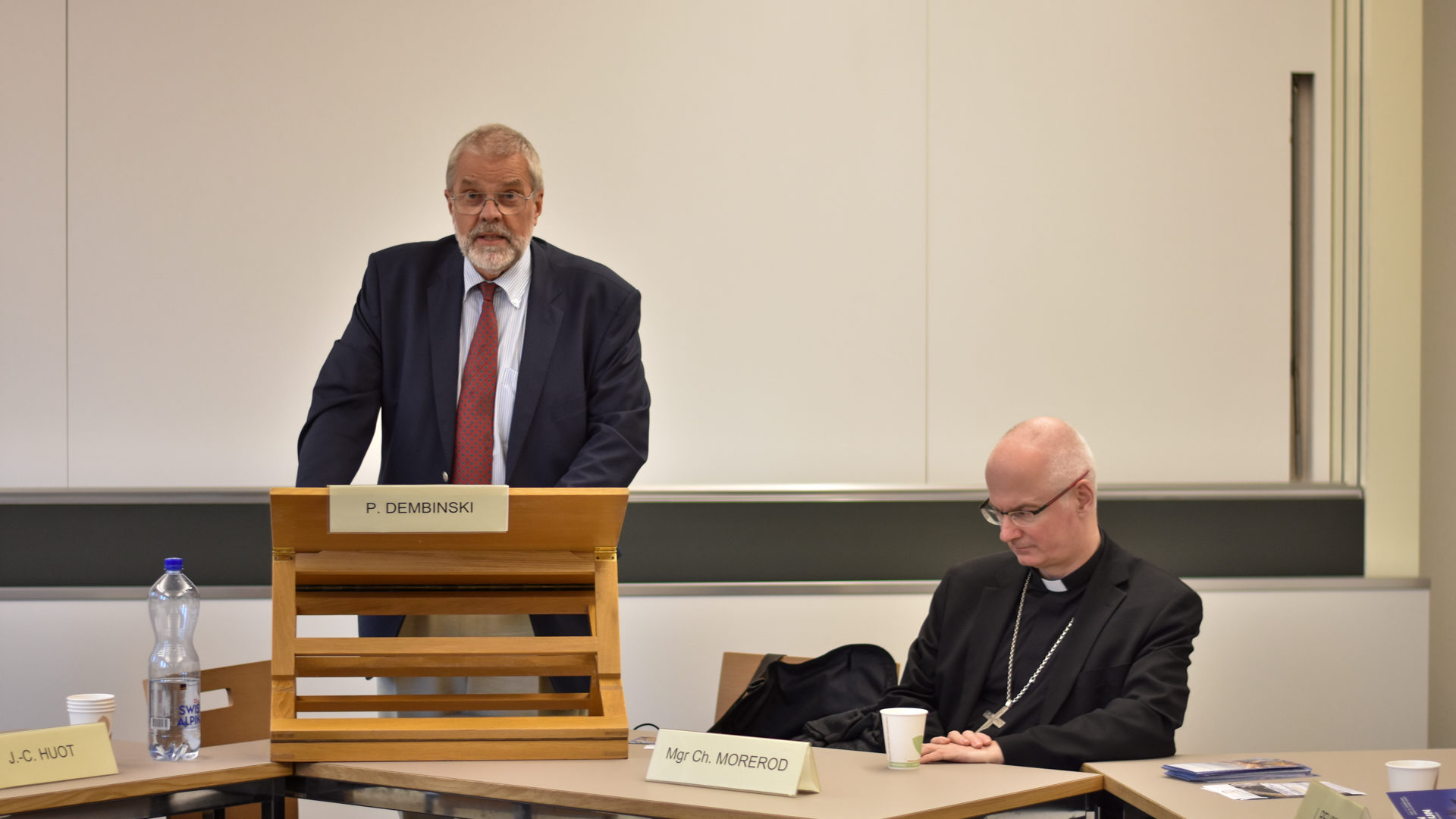 Le professeur Paul Dembinski (à gauche), président de la plateforme "Dignité et développement" et Mgr Charles Morerod,
 évêque de Lausanne,
 Genève et Fribourg (Photo: Pierre Pistoletti)