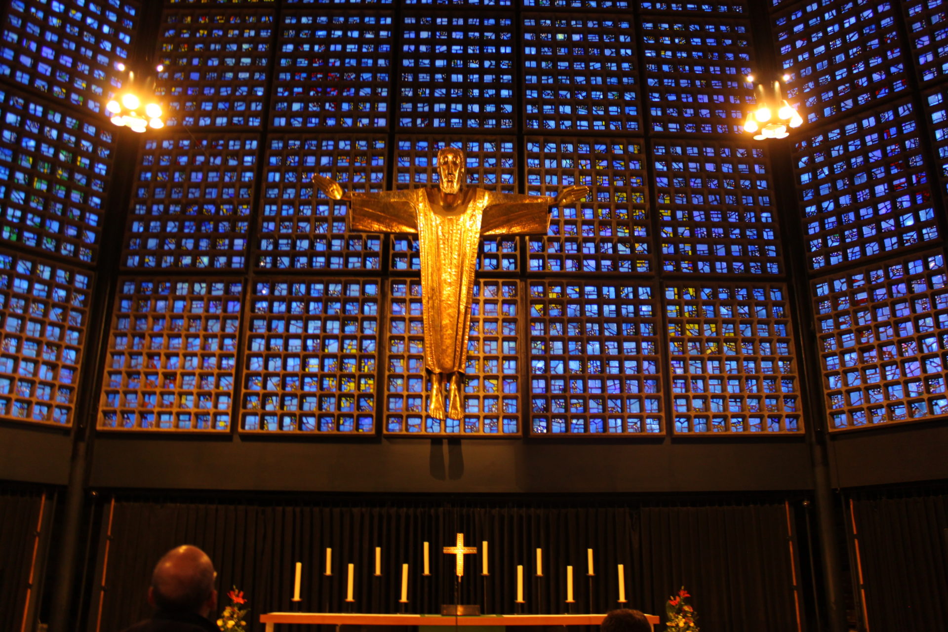 Christ de l'église du Souvenir à Berlin, sur le Kurfürstendamm. Eglise nouvelle construite à côté du clocher bombardé de l'église du Souvenir de l'Empereur-Guillaume Ier, (photo Bernard Litzler)