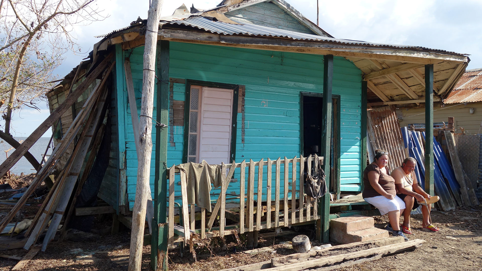 Ouragan Irma: un couple devant leur maison endommagée à Ciego, sur la côte cubaine. (© K. Mathis/Caritas Suisse)