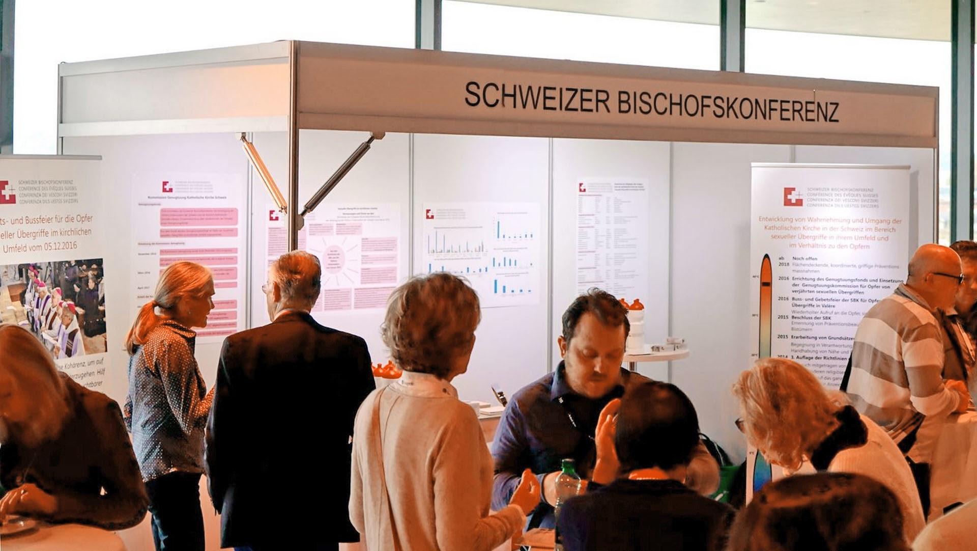 Le stand des évêques suisses lors de la conférence internationale "Abuse & Neglect" a permis de nombreux contact avec les spécialistes des abus sexuels (Georges Scherrer kath.ch) 