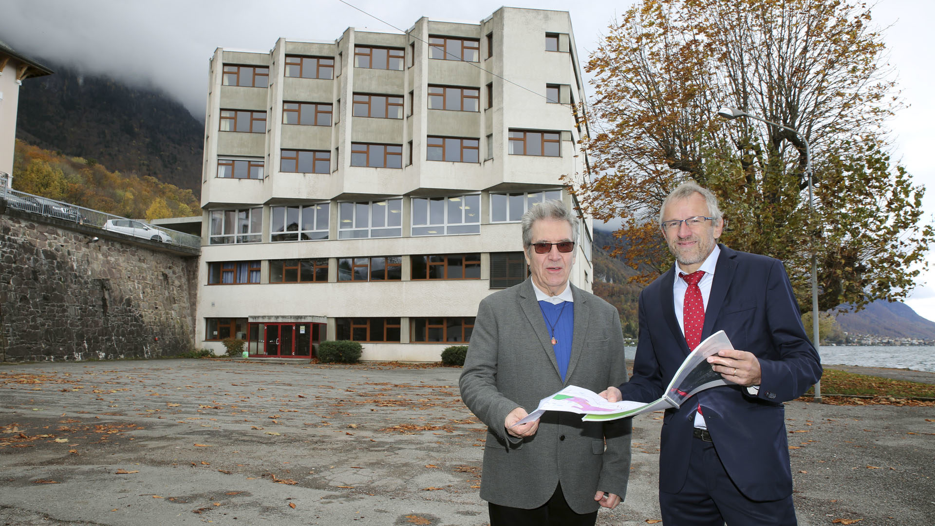 Le Bouveret (VS) le 6 novembre 2017. Le Père Pierre Pochon, provincial des Spiritains (à g.) et Benjamin Roduit, chef de projet du nouveau centre d'accueil. | © B. Hallet