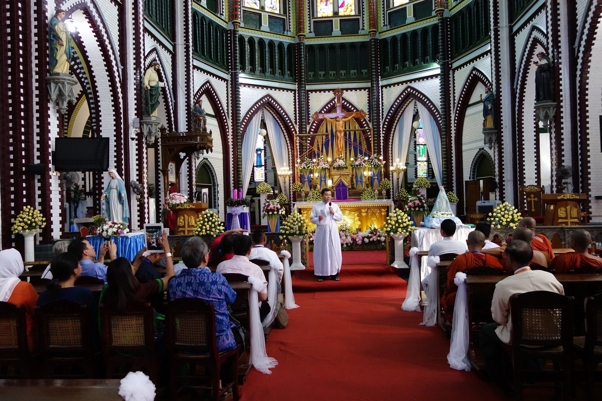 Groupe interreligieux en visite à la cathédrale de Rangoun. | © Flickr/judithbluepool/CC BY-NC 2.0.