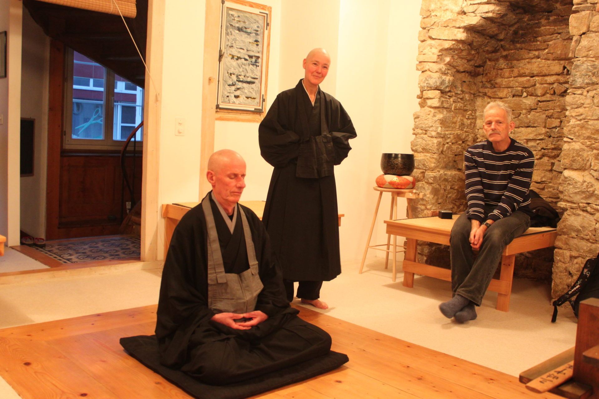 Moine et nonne du Centre zen Soto dans leurs costumes de tradition bouddhiste japonaise (© Bernard Litzler)