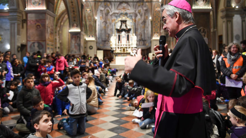 Les enfants ont pu poser des questions à l'évêque de Lugano, Mgr Valerio Lazzeri (© gdp/Crinari)