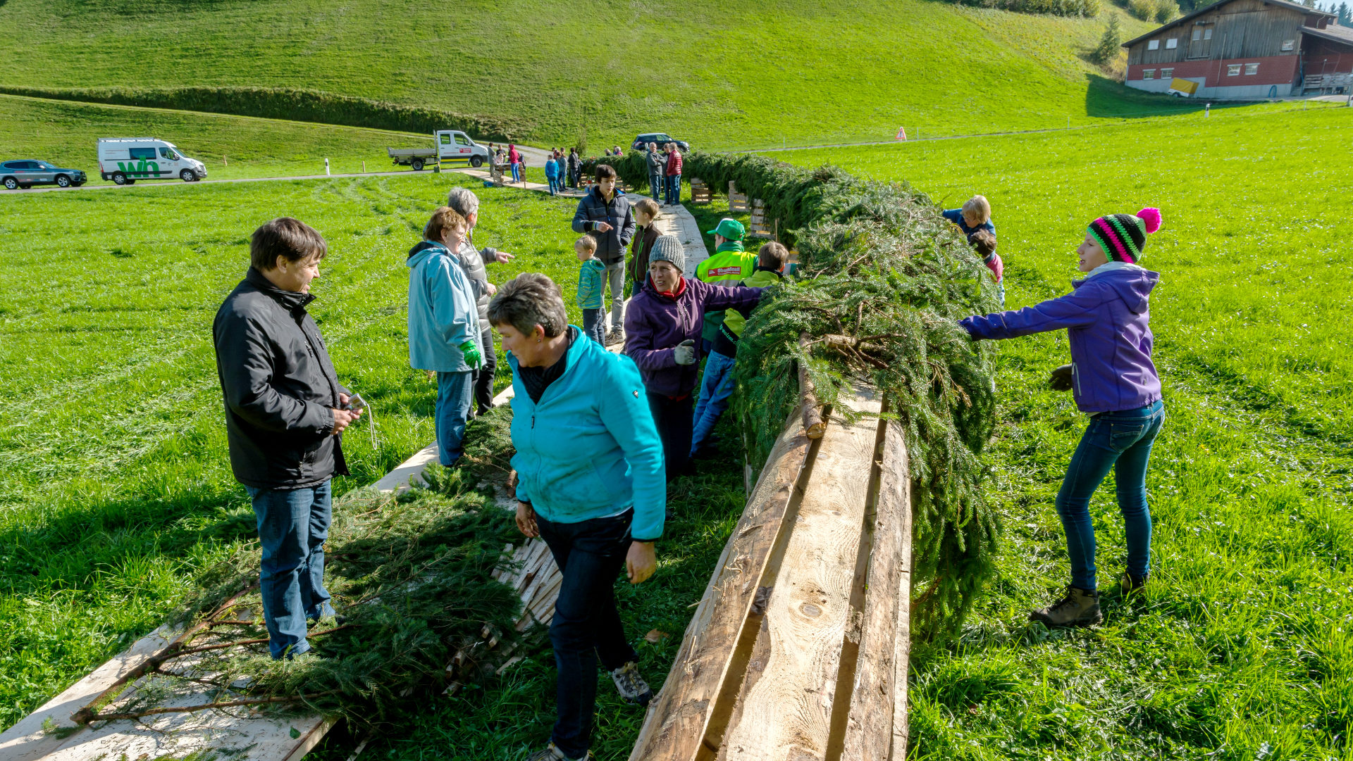 300 bénévoles construisent la couronne de l'Avent géante | © Martin Lendi, meintoggenburg.ch