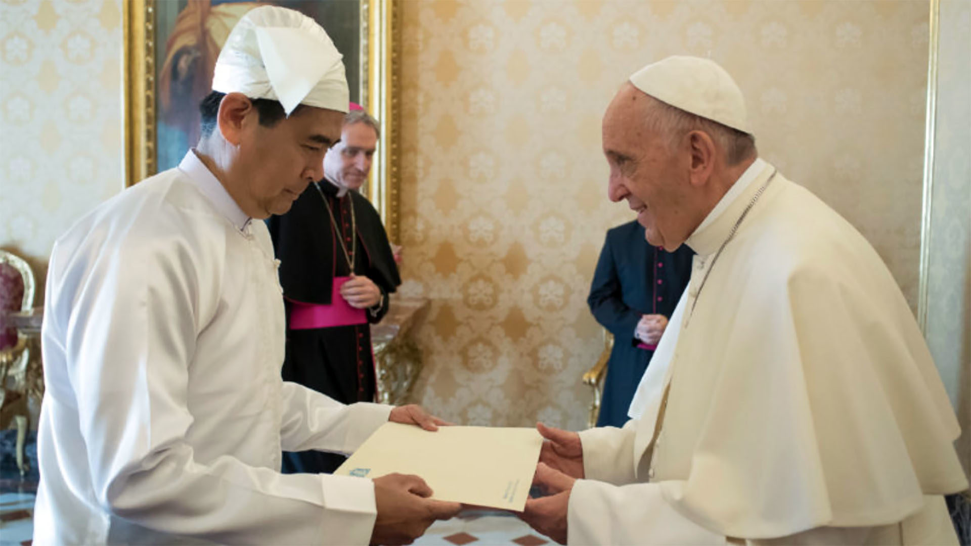 San Lwin, premier ambassadeur du Myanmar près le Saint-Siège présente au pape François ses lettres de créance le 9 novembre 2017 (© L'Osservatore Romano)
