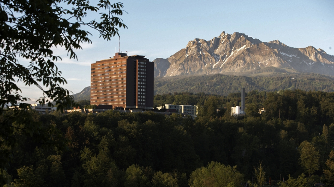 Les aumôniers de l'hôpital de Lucerne ont de plus en plus de difficultés à accéder aux lits des patients. (© Ukoluks/Wikimediacommons)