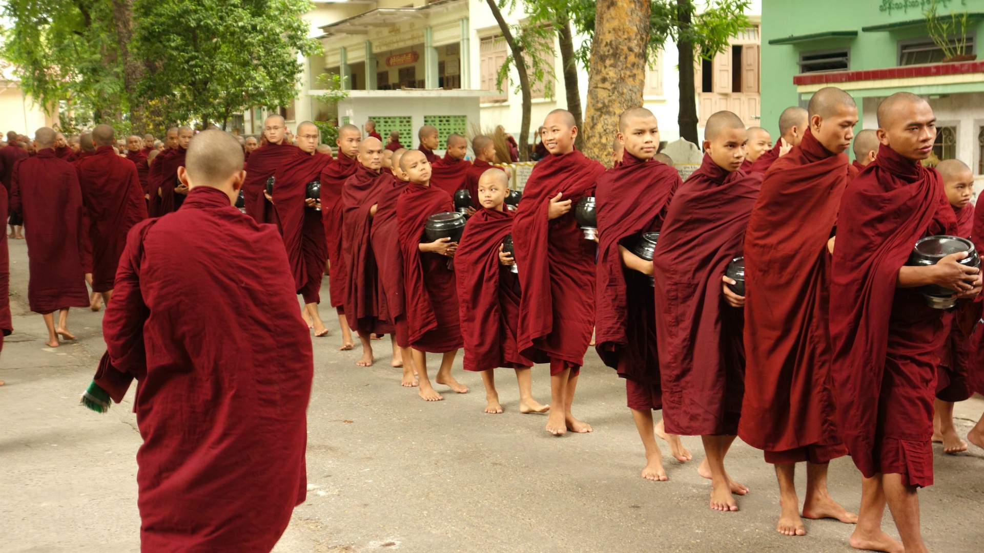 Что такое буддисты. Буддистские монахи Токио. Буддийская община монахов. Буддизм монахи. Одежда буддийских монахов.