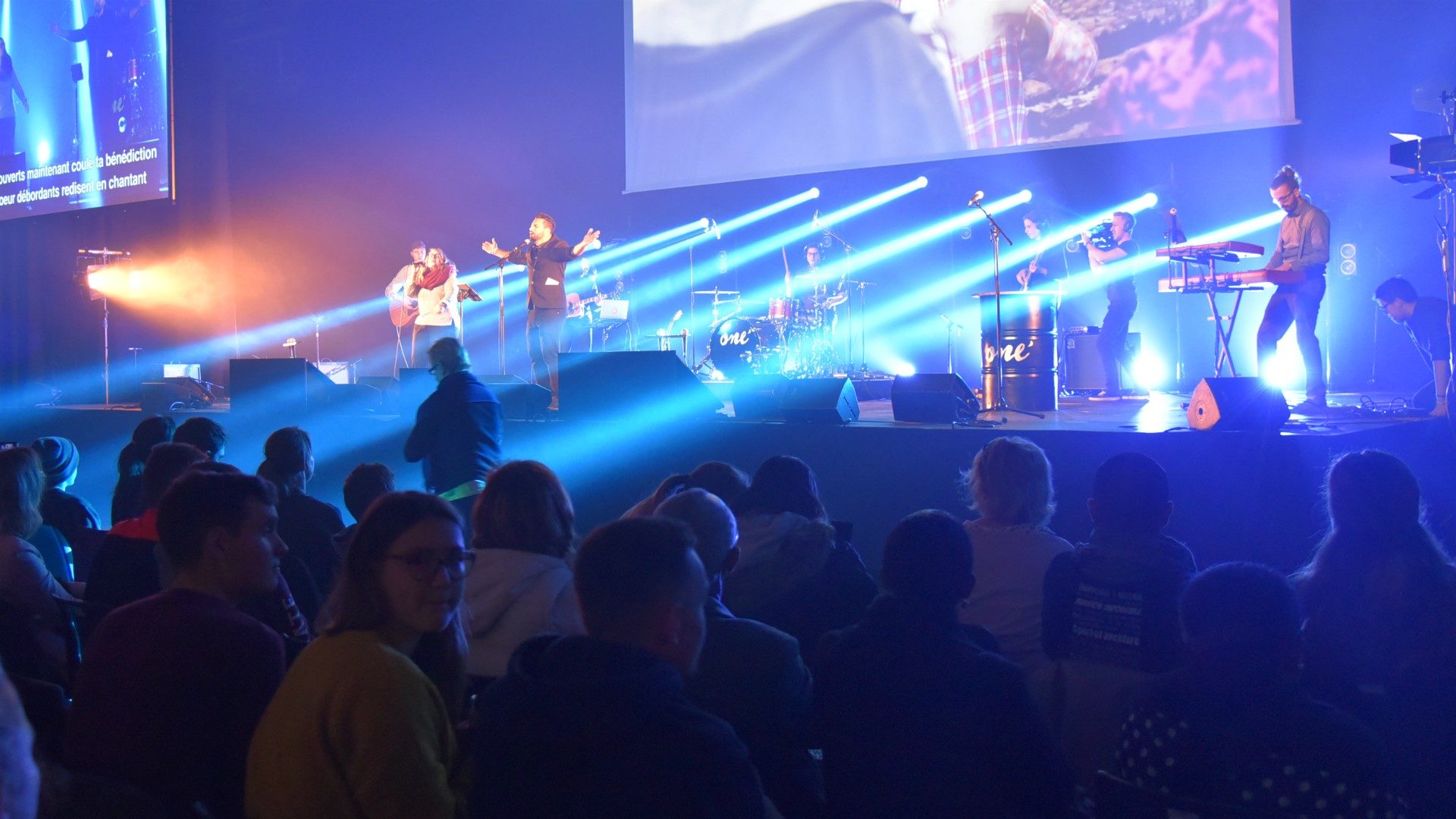 Le groupe "One'Worship" a loué le Seigneur en musique (©Raphaël Zbinden)