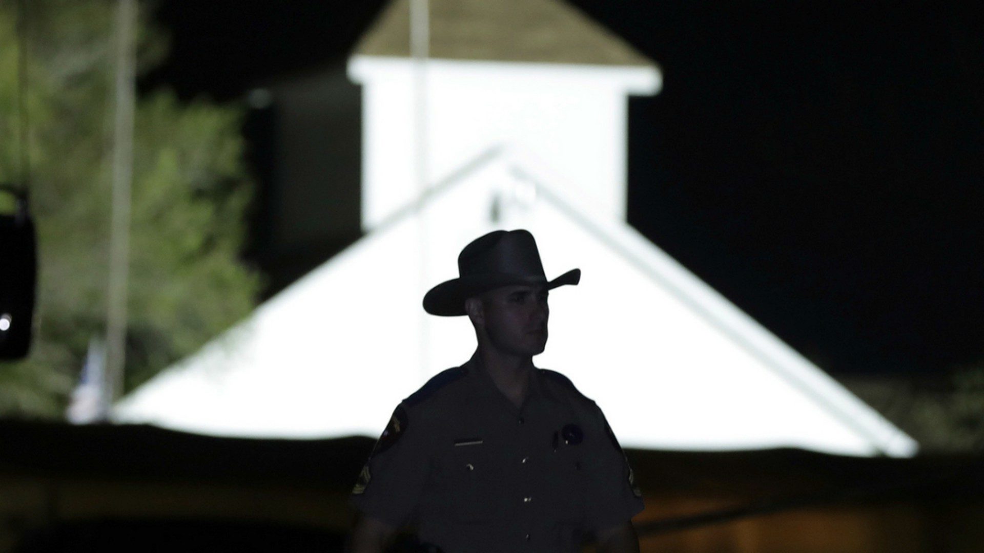 Un policier devant l'église baptiste de Sutherland Springs où la tuerie a eu lieu (AP Photo/Eric Gay/Keystone)