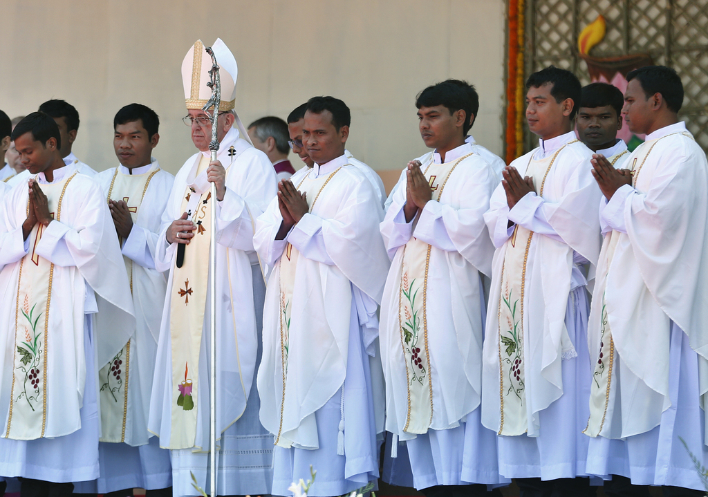 Le pape entouré des 16 prêtres qu'il vient d'ordonner lors de la messe qu'il a célébrée à Dacca. | © Keystone/AP/Aijaz Rahi