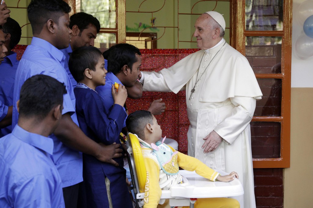 Le pape visite la petite maison Mère Teresa de Dacca, au Bangladesh. | © Keystone/EPA