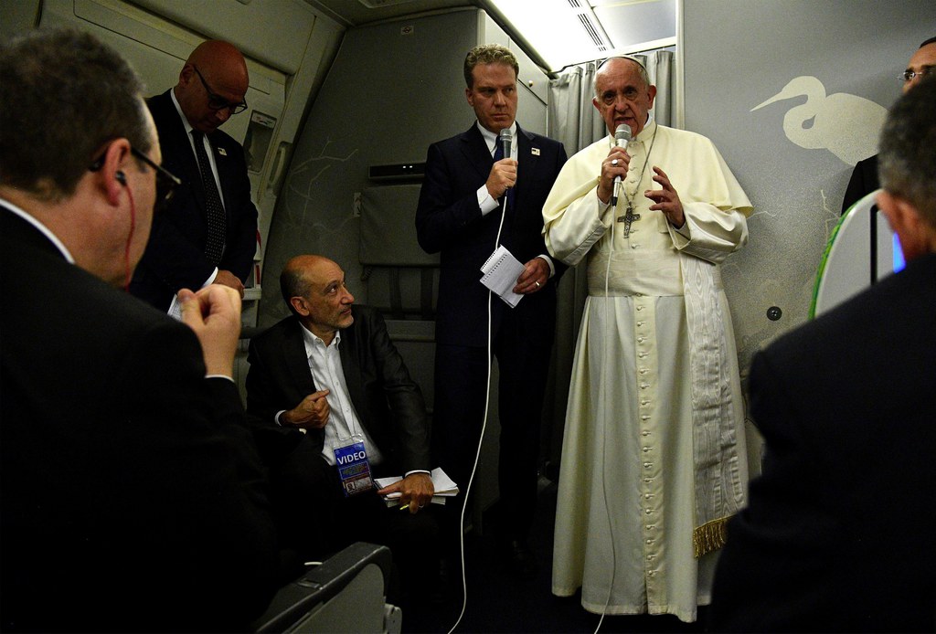 Le pape donne une conférence de presse dans l'avions qui le ramène en Italie | © Keystone/EPA