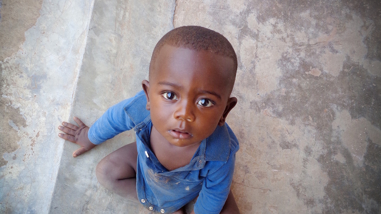 "Un petit garçon débite admirablement la mélodie sur fond de Congo enchanteur" (Photo: Guy Luisier)
