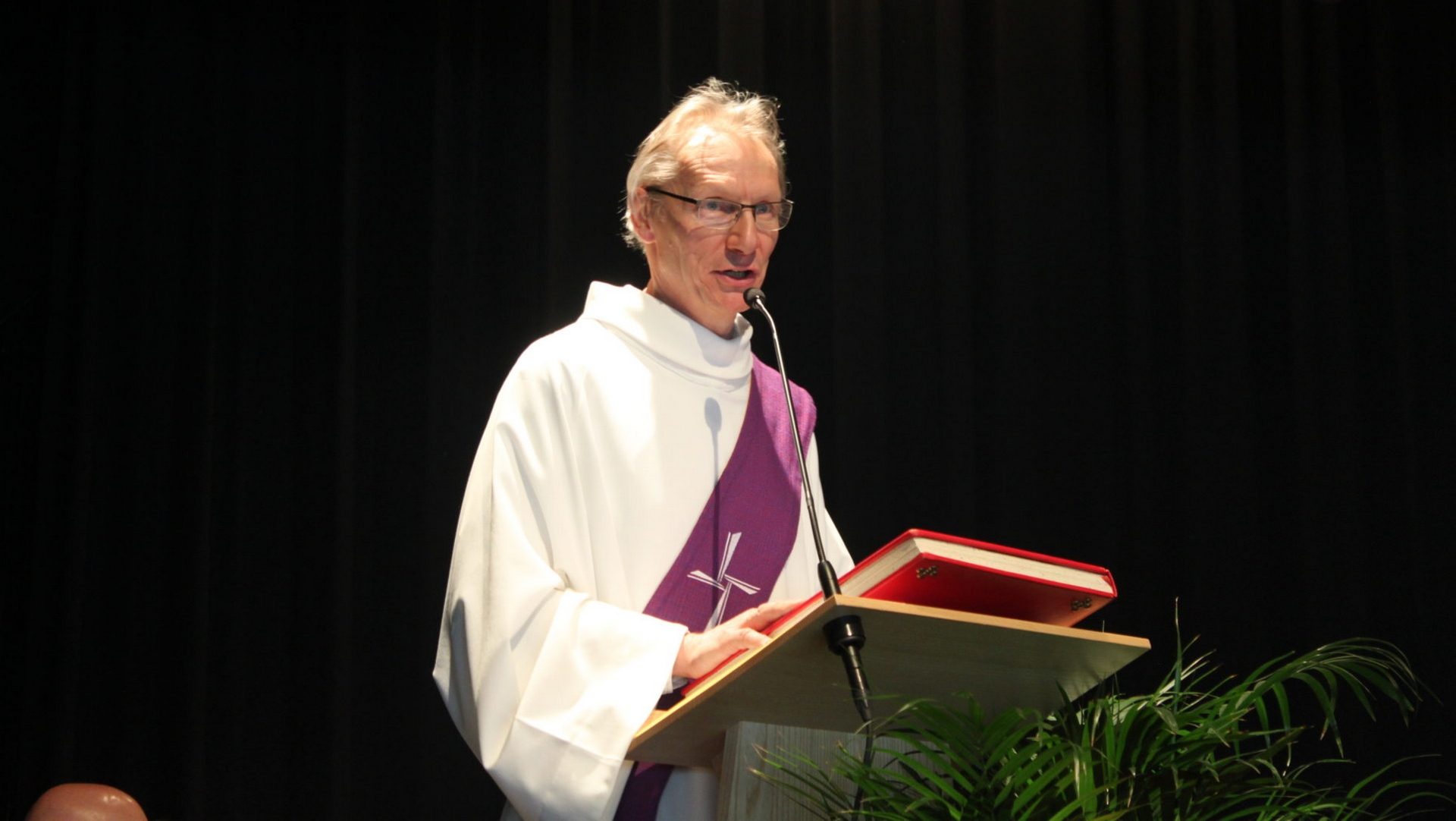 Le diacre Stéphane Rempe à la fin de la célébration d'ordination: «Voilà... Je suis diacre...» | © Bernard Litzler