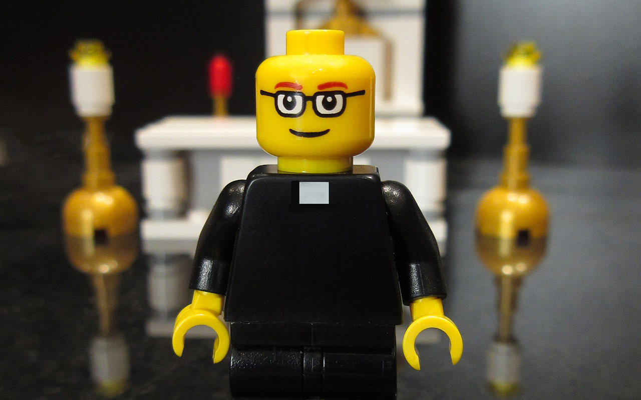 Lego messe: du col romain au tabernacle, tout y est | © domesticchurchsupply.com