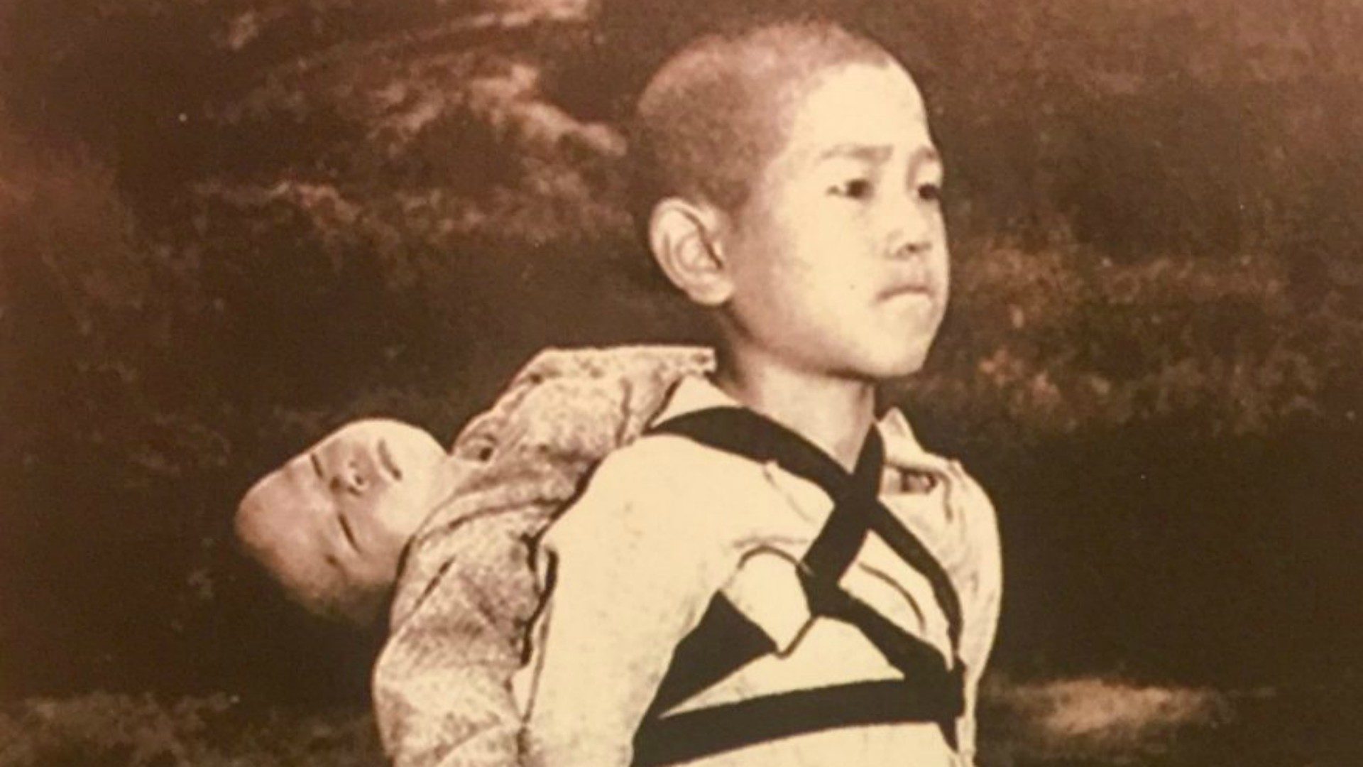 L'enfant de Nagasaki porte son petit frère mort dans son dos | Joseph Roger O'Donnell, 1945