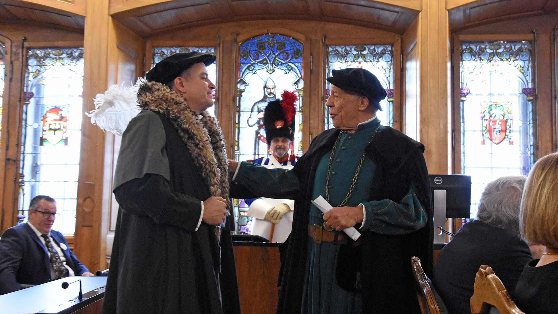 Marco Schmid et Jean Winiger, dans le rôle de deux notables de Fribourg et Soleure à la sortie de la Diète de Stans | © Grégory Roth