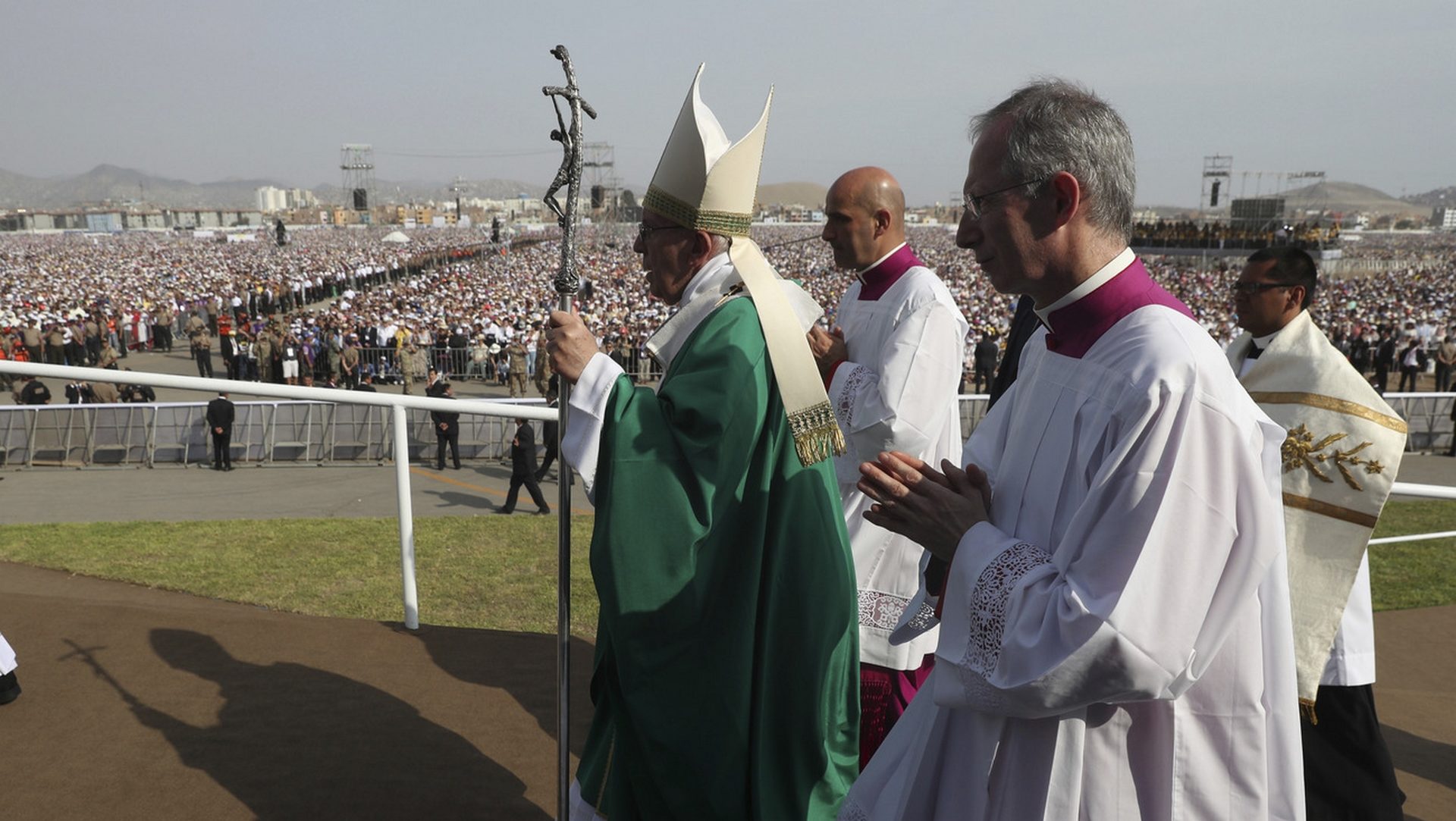 Le pape François arrive pour la messe sur la base de Las Palmas, à Lima, au Pérou  (KEYSTONE / AP Photo/Alessandra Tarantino)