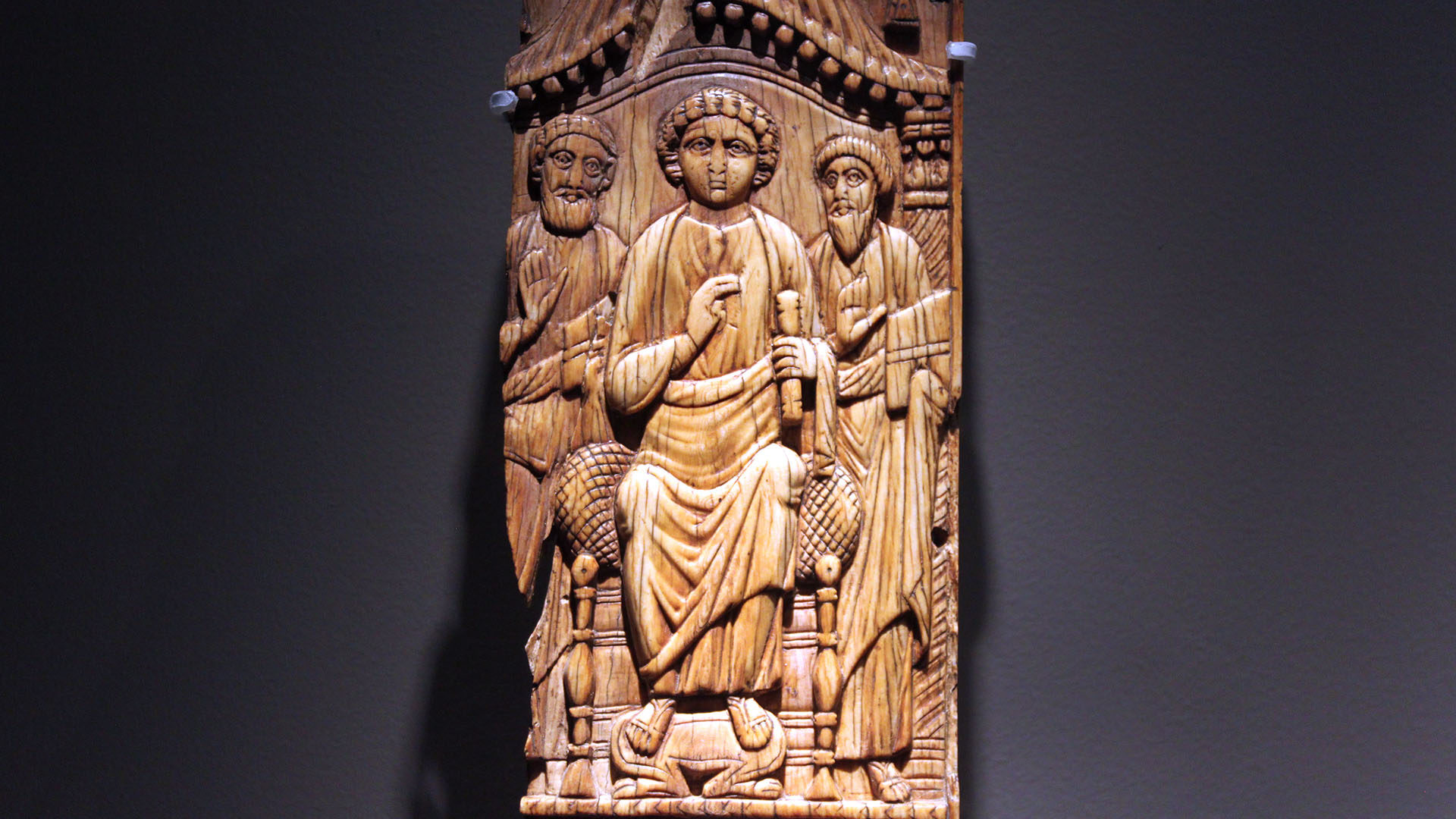 Plaque en ivoire avec le Christ entre saint Pierre et saint Paul, du 6e siècle, de Méditerranée orientale ¦© Bernard Litzler