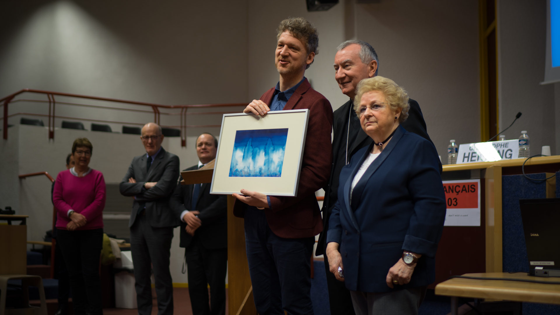 Samuel Lieven, de 'La Croix' reçoit le Prix Jacques Hamel, entouré du cardinal Pietro Parolin et de Mme Roseline Hamel | © Pierre Pistoletti 