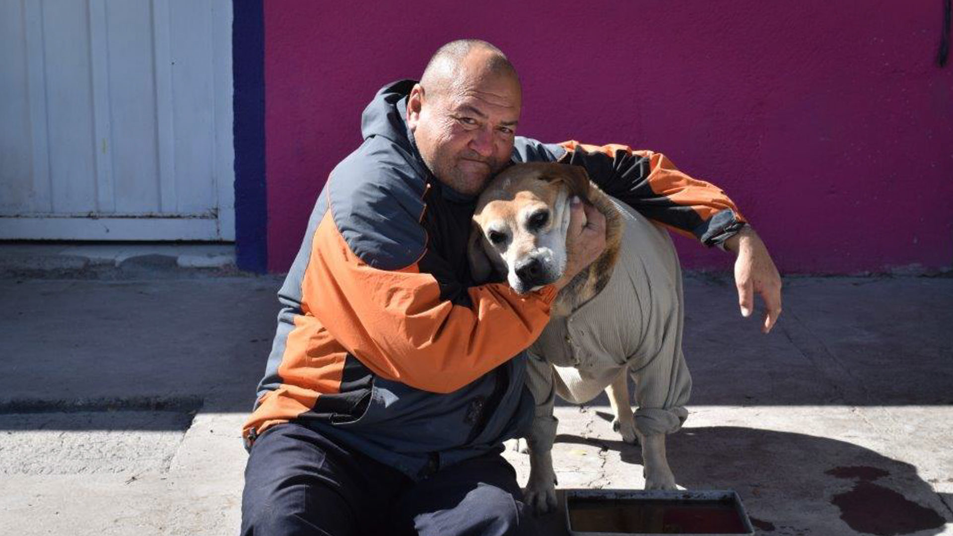 Le Cubain Abram Mohamed, hébergé à la Casa del Migrante de Saltillo, avec sa chienne baptisée Migracion | © Jacques Berset