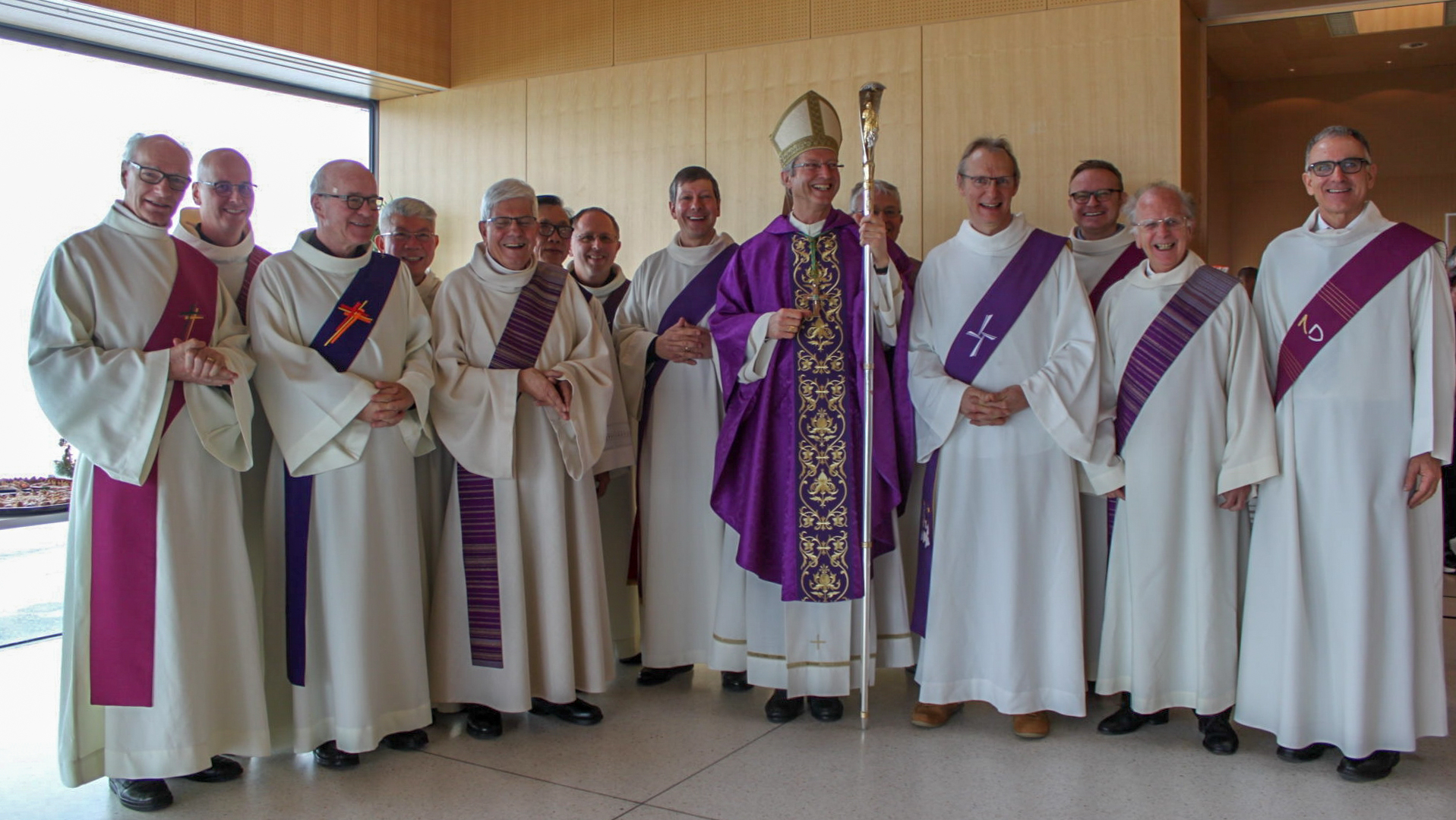 A l'issue de la célébration d'ordination à Apples, Mgr Alain de Raemy pose avec des diacres de Suisse romande. A sa gauche, Stéphane Rempe | © Bernard Litzler