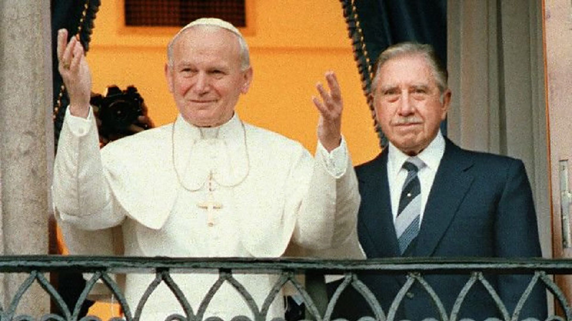Le pape Jean Paul II et Augusto Pinochet en 1987 | CC/inciclopedia.wikia.com 