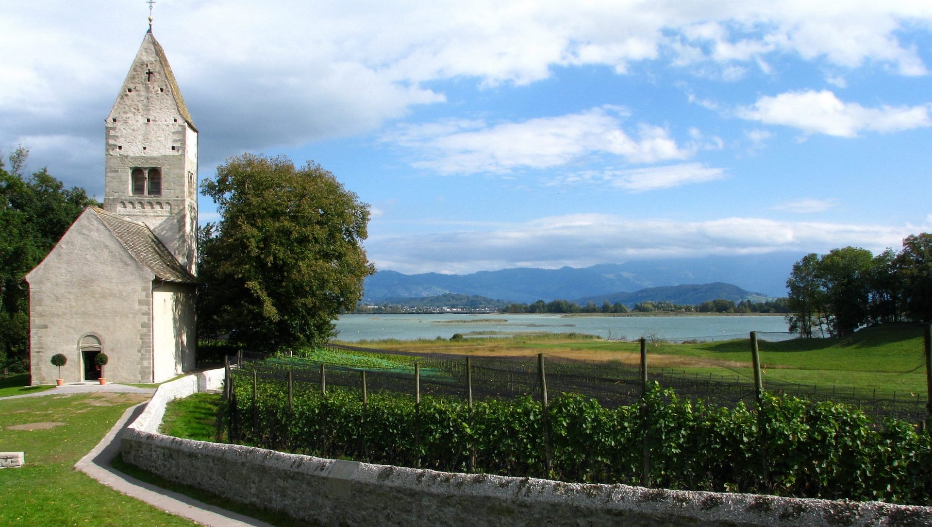 L'église Saints-Pierre-et-Paul, sur l'île d'Ufenau a été restaurée dans le cadre du projet de renouveau de l'île située sur le lac de Zurich ¦© CC-BY-SA-3.0