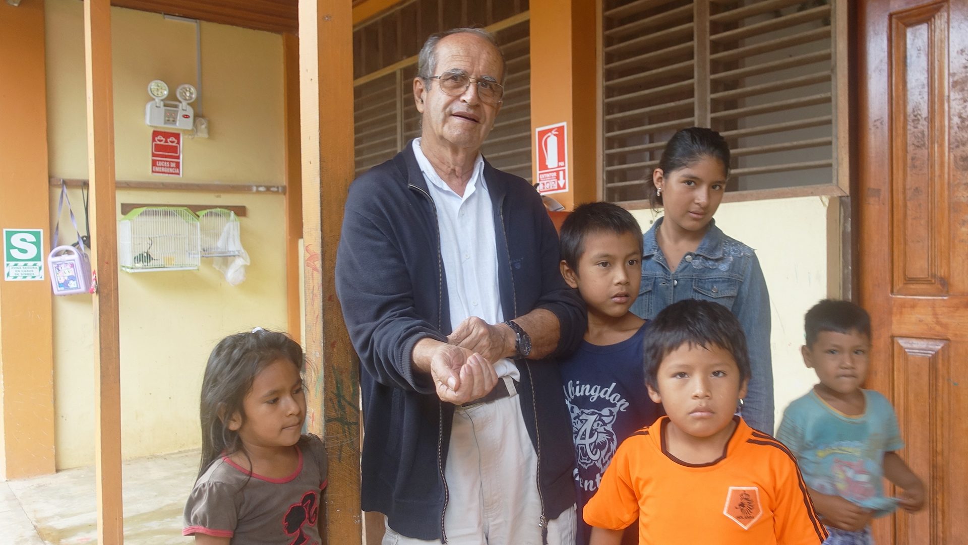 Le prêtre genevois Xavier Arbex,  à Puerto Maldonado, avec les enfants du foyer "El principito" | © Jean-Claude Gerez 