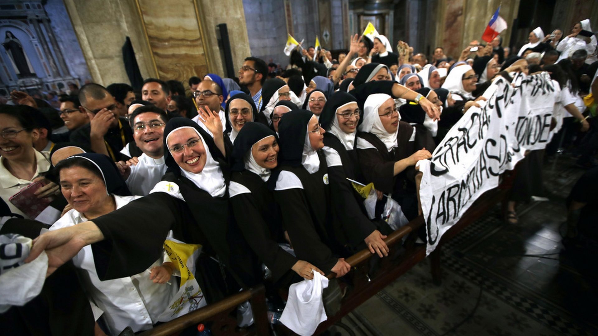 Les religieuses chiliennes ont reçu le pape avec enthousiame à la cathédrale de Santiago
(Keystone/AP Photo/Alessandra Tarantino)