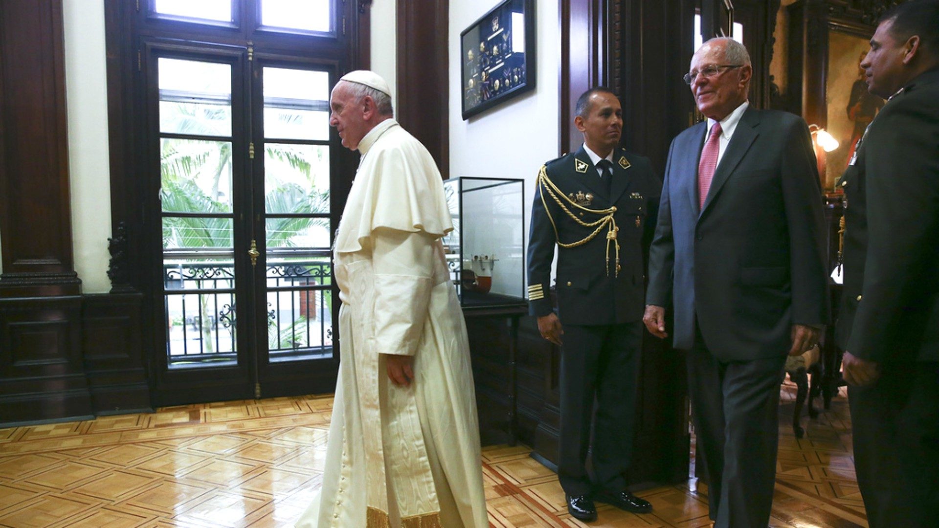 Le pape a été accueilli par le président péruvien Pedro Kuczynski | © AP Reuters Alessandro Bianchi/Keystone