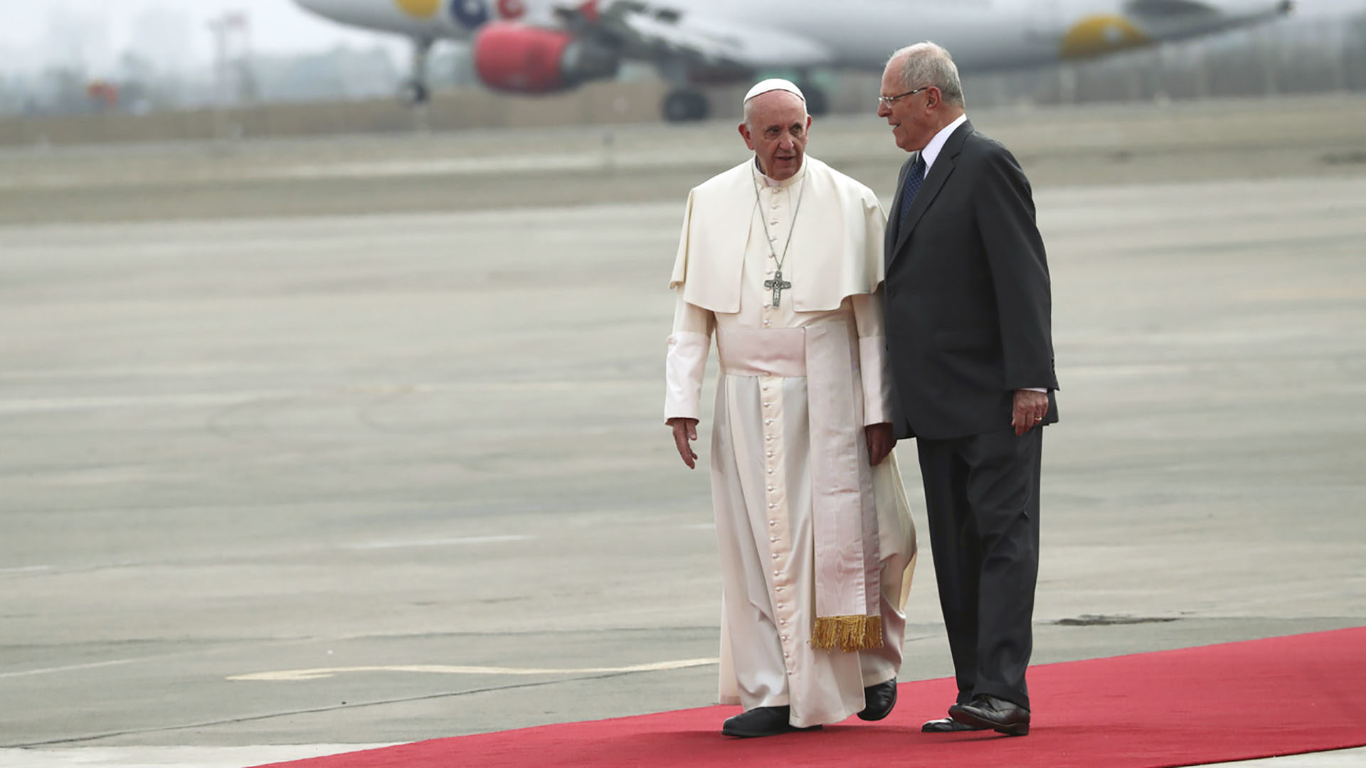 Le pape accueilli par le président péruvien Pedro Pablo Kuczynski à l'aéroport international de Lima | © Keystone