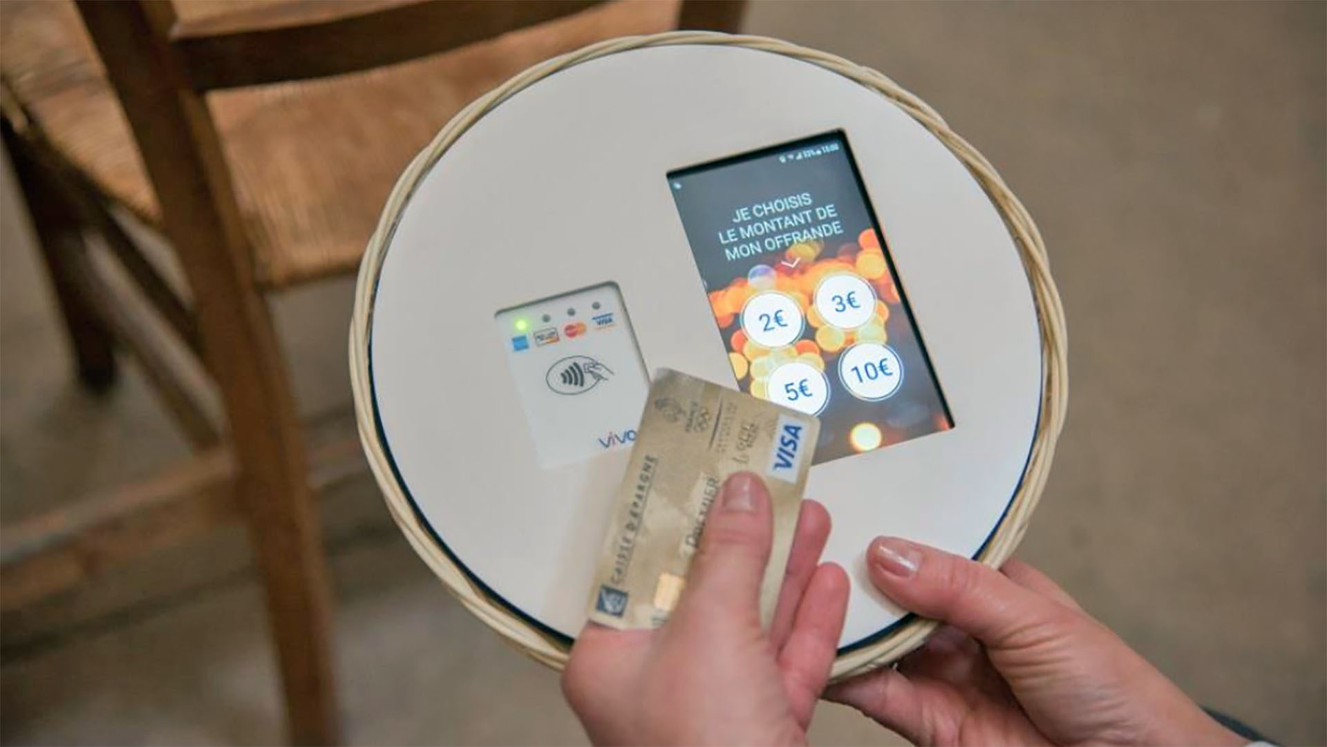 Le nouveau panier de quête connecté mise en service à l'église Saint-François de Molitor, à Paris| © paris.catholique.fr