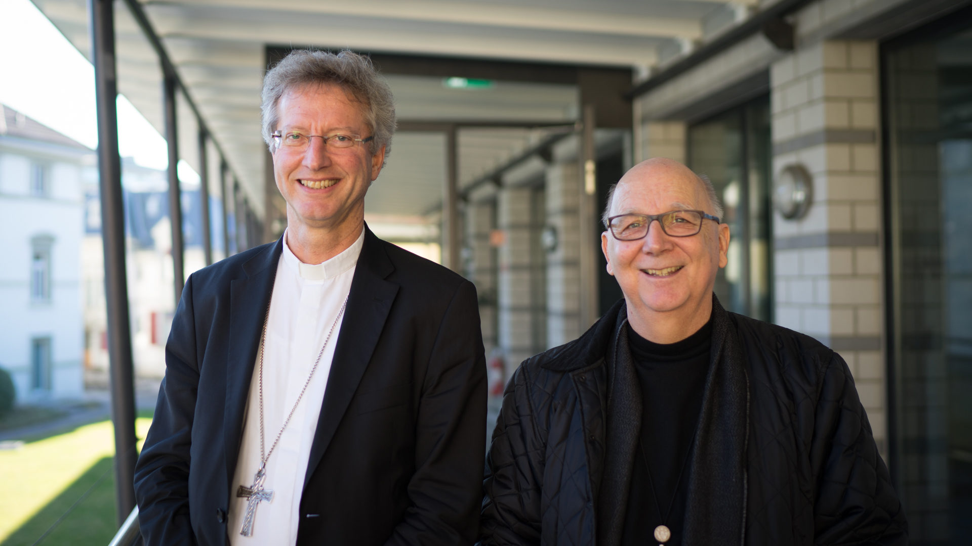 Mgr Alain de Raemy (à gauche) devient l'évêque des jeunes suisses suite à la démission de Mgr Marian Eleganti (à droite) | © Pierre Pistoletti