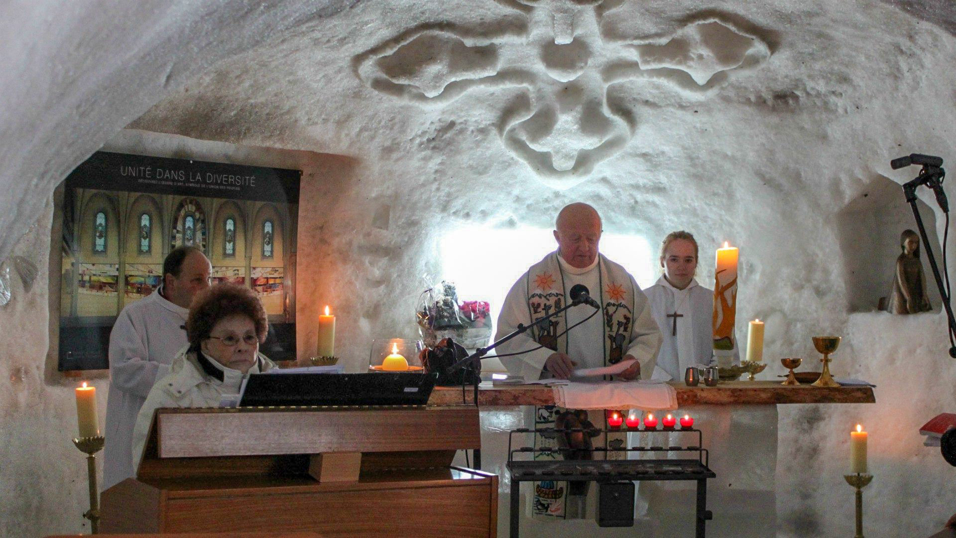 Le chanoine Michel Ambroise Rey préside la messe dans l'igloo de Leysin (VD) en février 2014 ¦© Bernard Litzler
