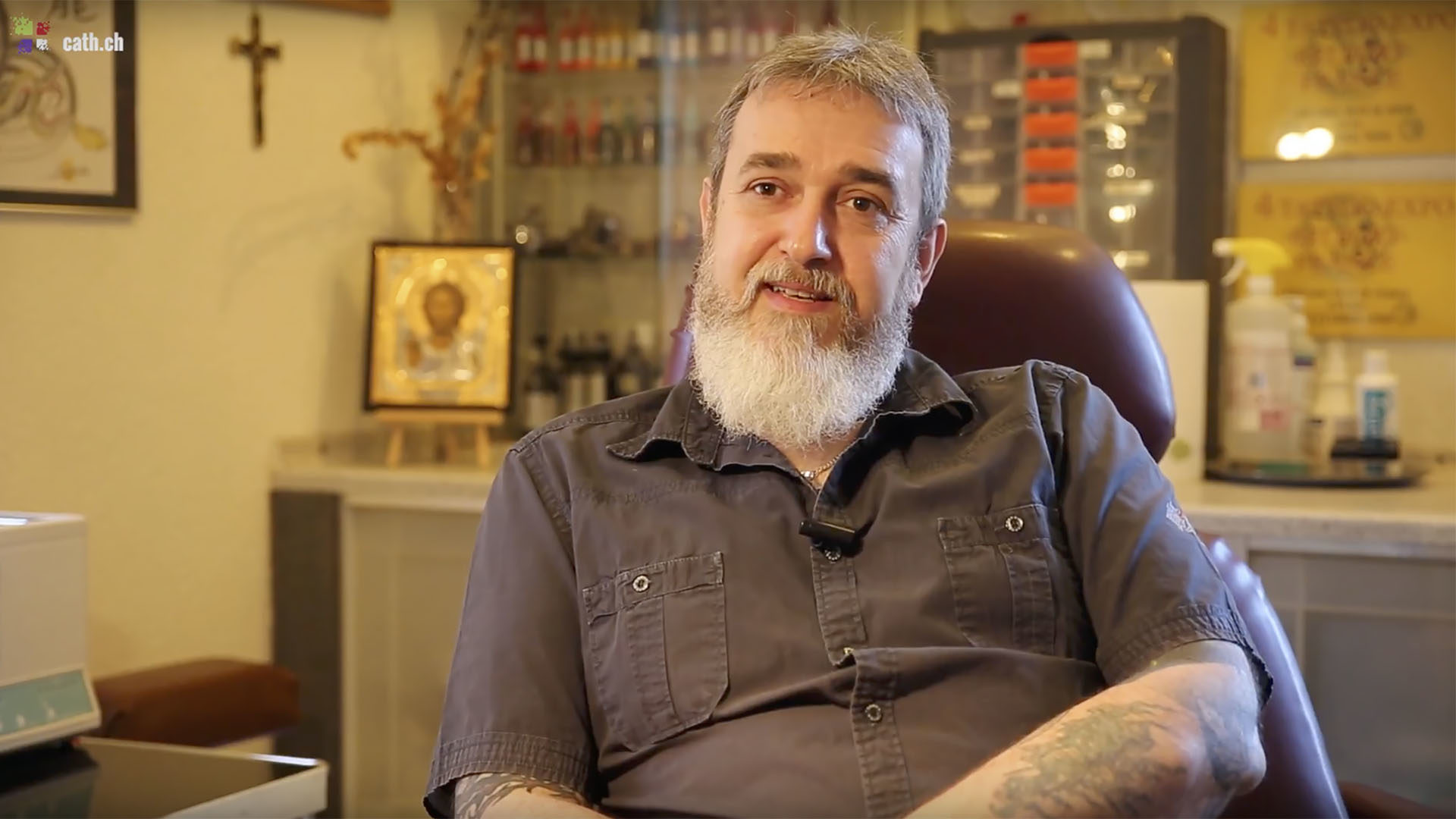 Jean-Pascal Grand, tatoueur à Saint-Maurice (VS)témoigne de sa foi. | © B. Hallet