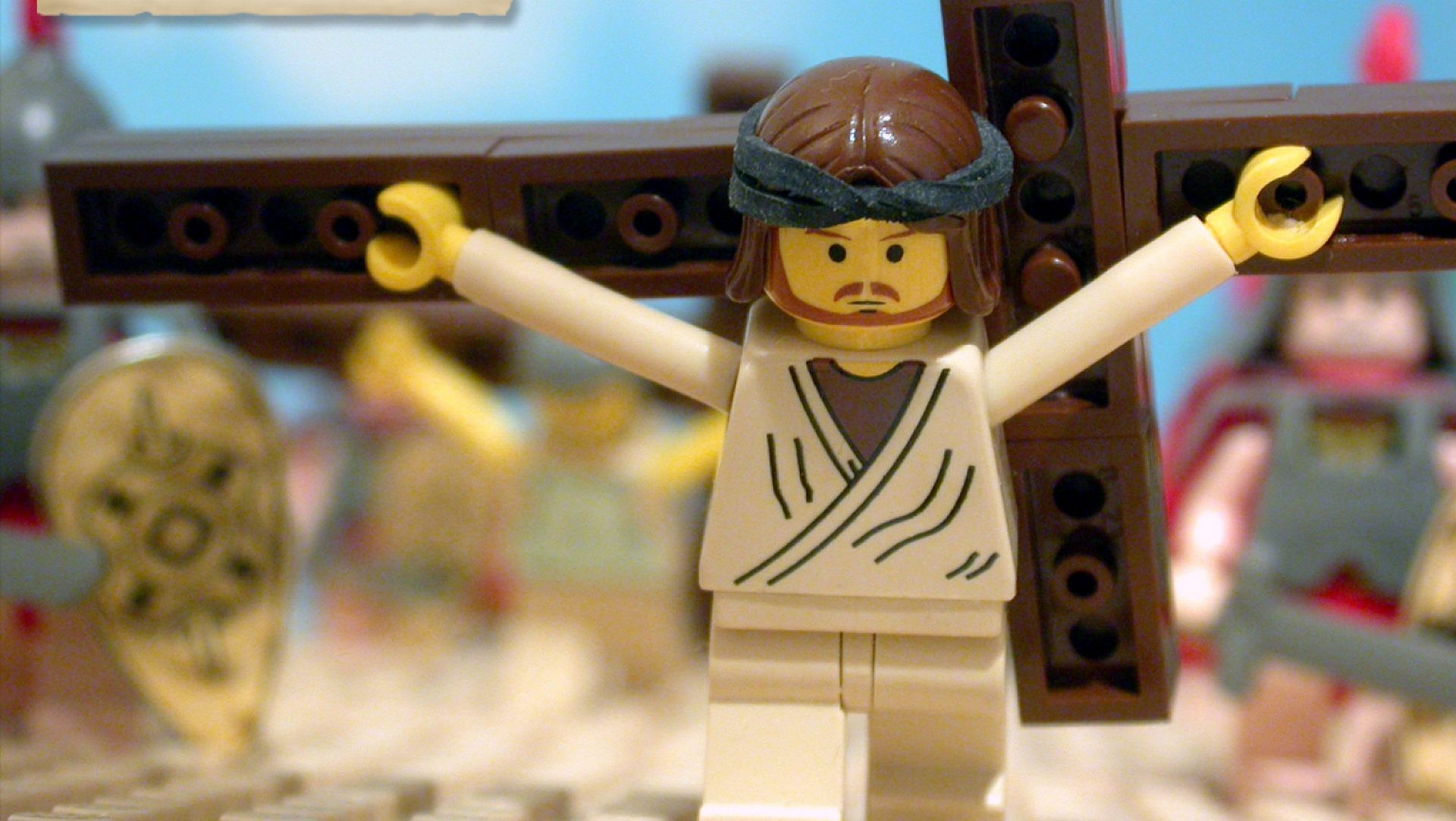 'La Bible en 1001 briques' LEGO Jésus porte sa croix |  © Brendan Powell Smith 