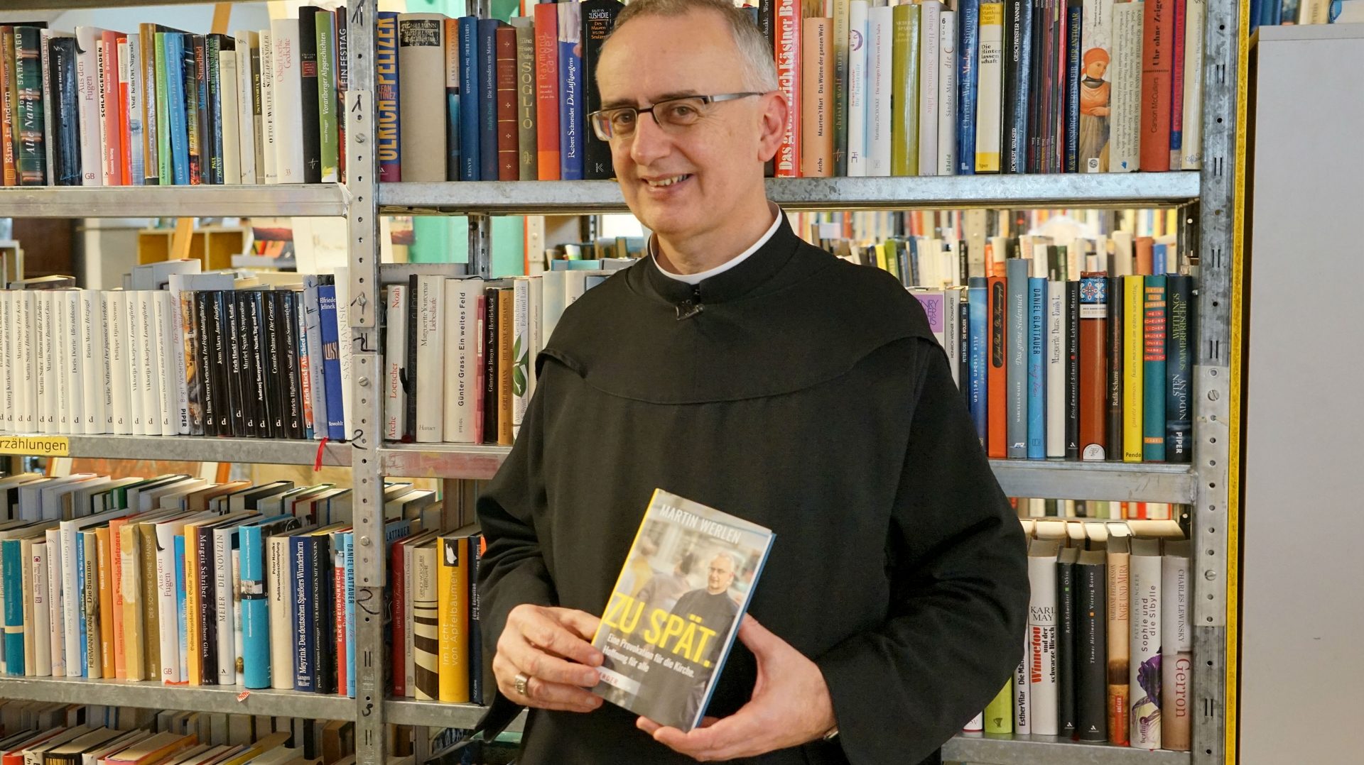 Le Père Martin Werlen présente son nouveau livre "Trop tard!" | © Arnold Landtwing