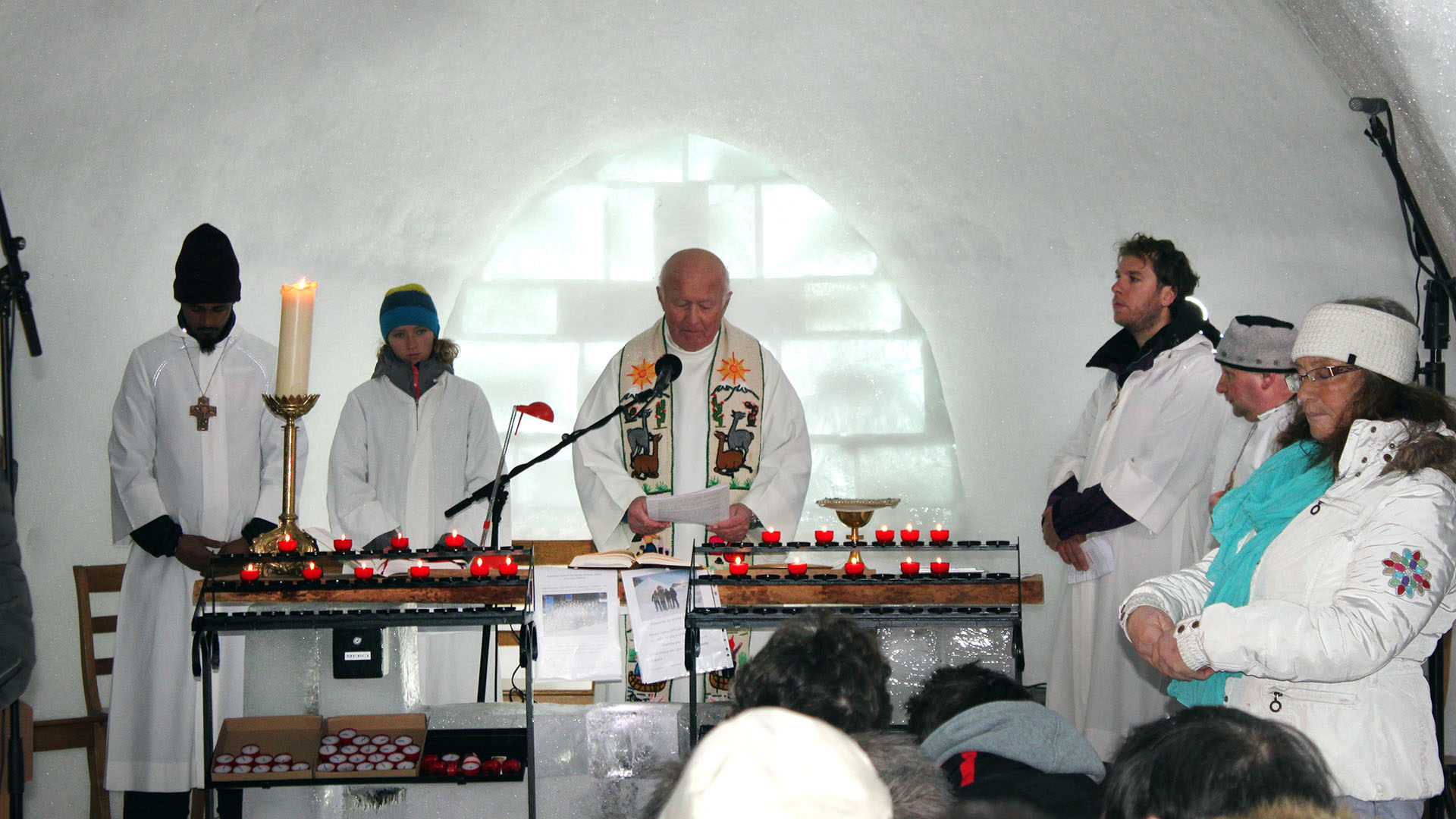 Le chanoine Michel-Ambroise Rey, curé de Leysin célèbre la messe à la chapelle de glace en 2018 | © Bernard Litzler.