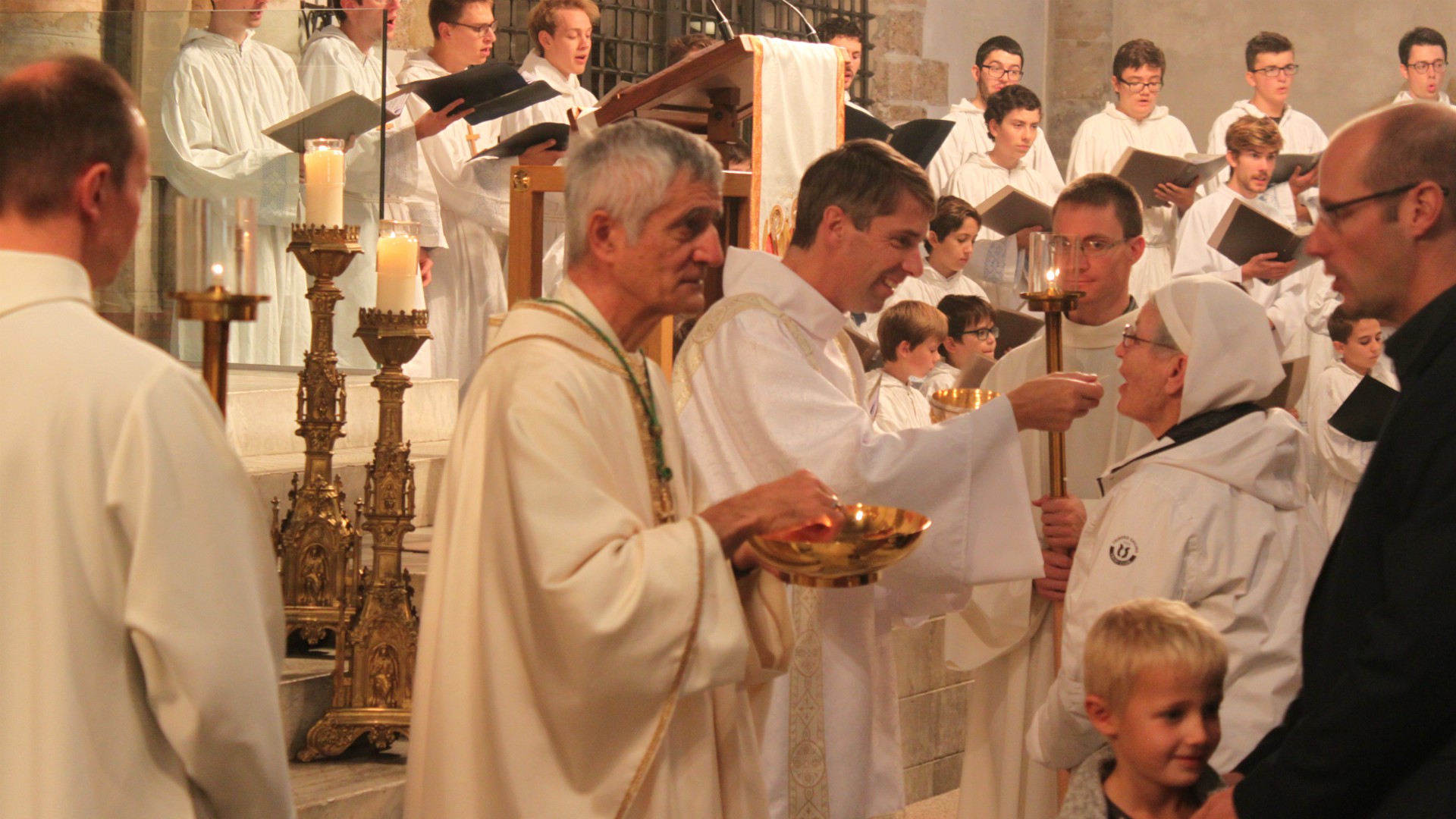 Mgr Jean-Marie Lovey, évêque de Sion, et Philippe Genoud distribuent la communion | © Bernard Litzler